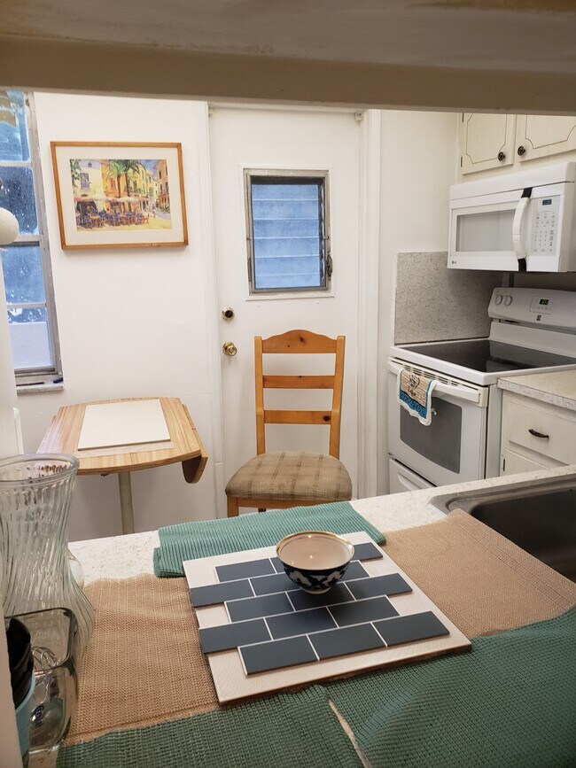 Building Photo - 300 NE 14th Ave