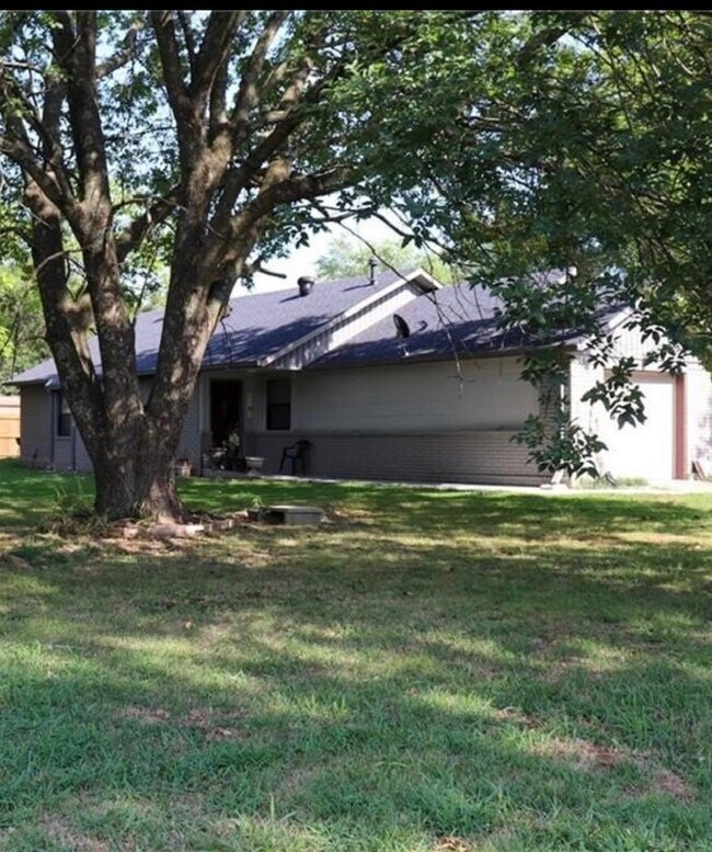 Building Photo - 921 Century Dr