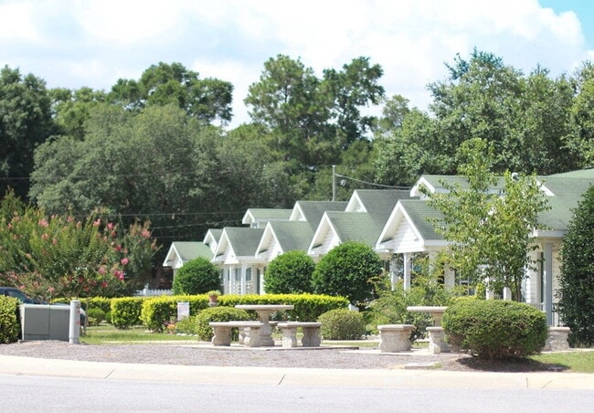 Building Photo - 2BR/1BA with Fenced Yard – Lawn Care Inclu...