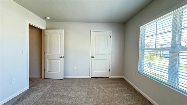 Building Photo - 569 King Vlg