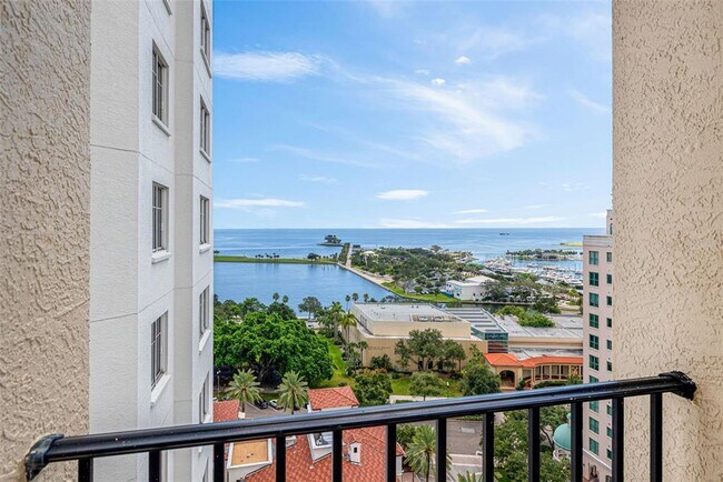 Building Photo - 300 Beach Dr NE