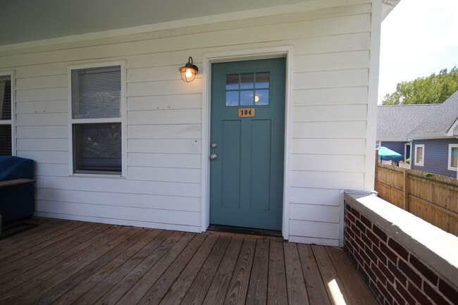 Building Photo - Stylish 2BR Retreat in Vibrant Highland Park Neighborhood!