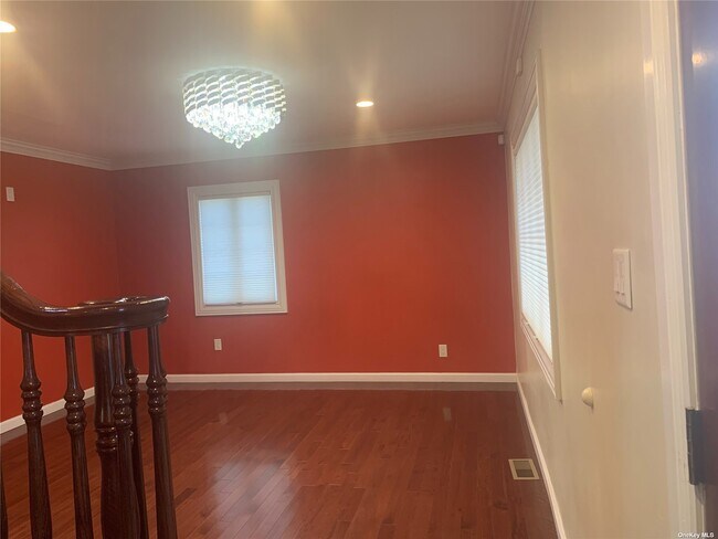 Building Photo - 2 Linden St