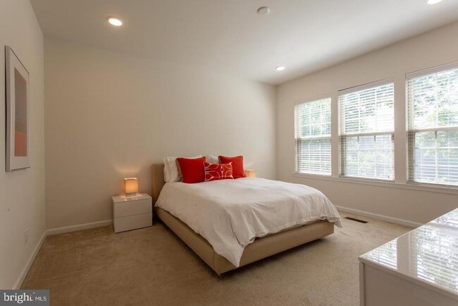 Building Photo - 121 Locks Farm Ln