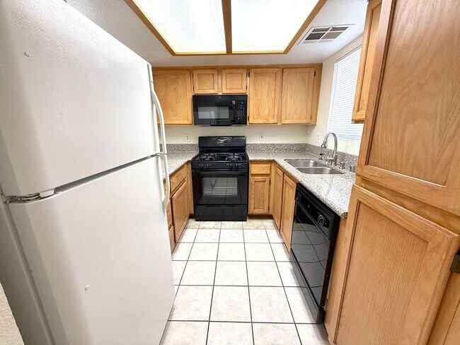Building Photo - SPACIOUS 2BED/2BATH CONDO * FIRST FLOOR UNIT*