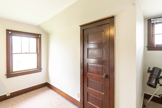 Building Photo - Close to Campus