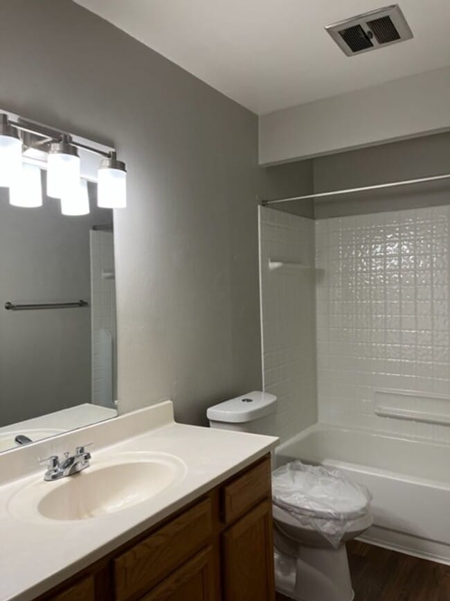 Building Photo - Charming 1 bedroom/1 bathroom apartment ne...