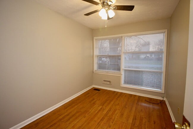 Building Photo - Adorable 3-brm brick ranch with lots of na...