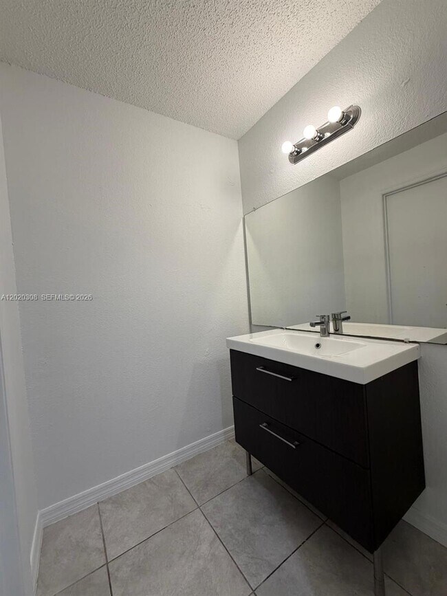 Building Photo - 12950 Vista Isles Dr