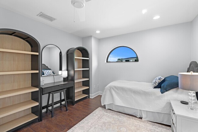 Building Photo - 1050 Brooks Ln