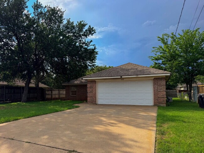 Building Photo - 3 Bedroom, 2 Bath Home in Cleburne, TX!
