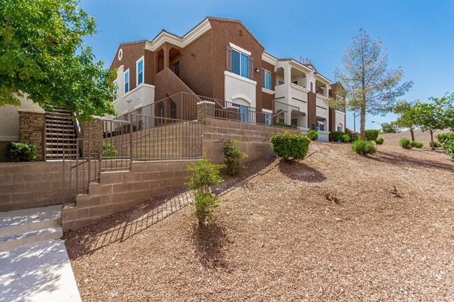Building Photo - Stunning furnished 2-Bedroom Condo with Mo...