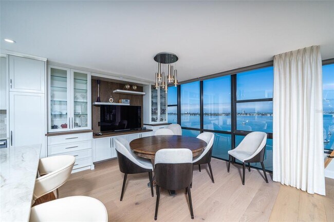 Building Photo - 770 S Palm Ave