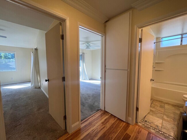 Building Photo - Modern & Renovated 2 Bed | 2 Bath Condo