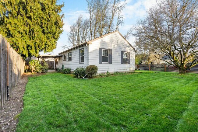 Building Photo - 4317 SE Lexington St