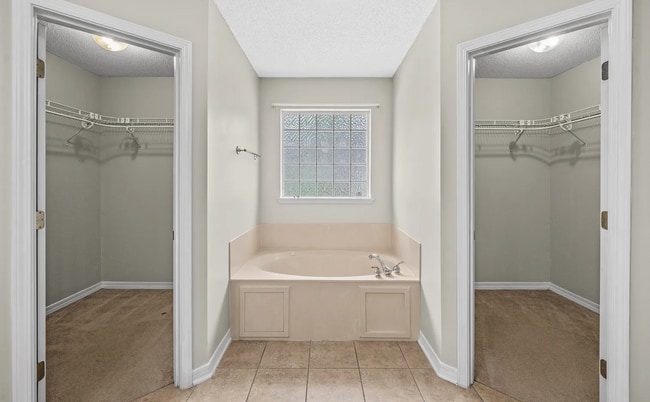 Building Photo - 4 bedroom 2 bathroom