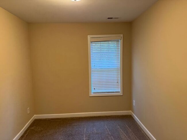 Building Photo - Nice Town Home near hospital in Concord.