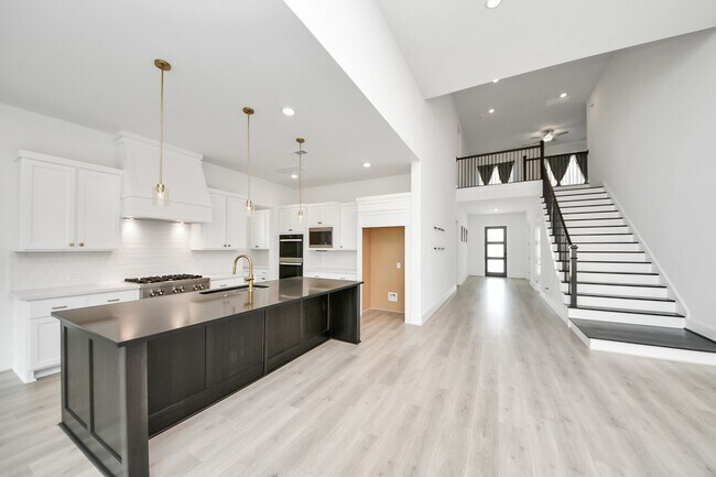 Building Photo - 10235 Forest Lake Dr