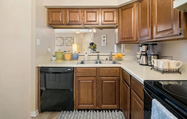 Building Photo - Well maintained condo in established Frederick neighborhood available mid April!