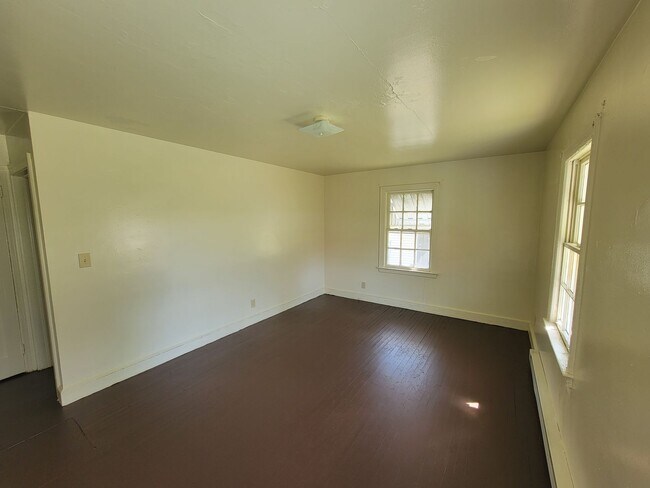 Building Photo - 2 Bedroom 1 Bathroom