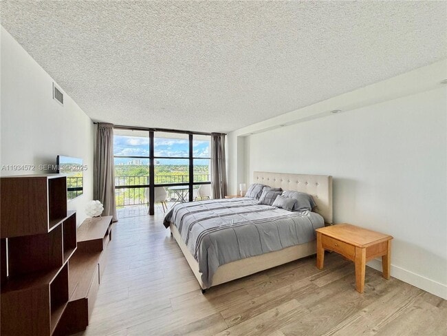 Building Photo - 1000 Parkview Dr