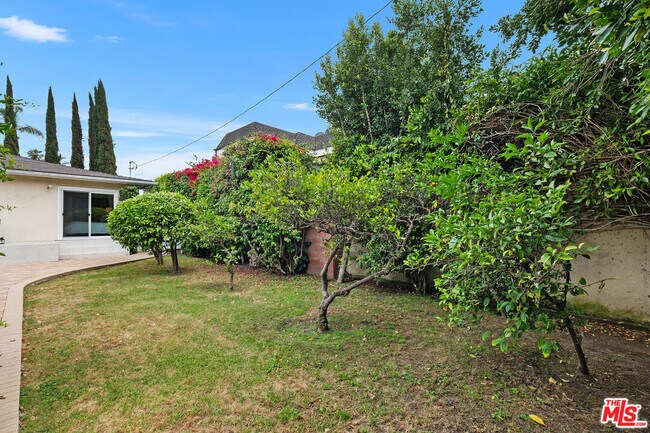 Building Photo - 465 N Kilkea Dr