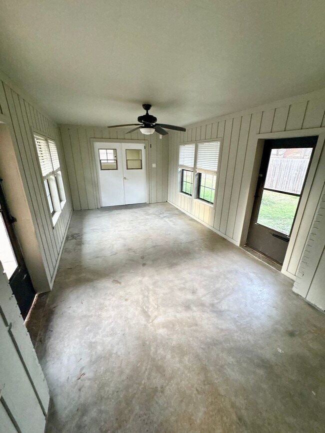 Building Photo - Golden Meadows Home!