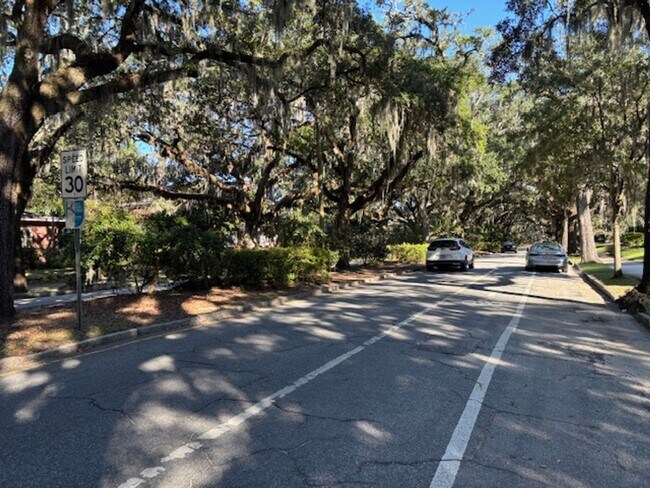 Building Photo - Fully furnished 1 bedroom 1 bath garage ap...