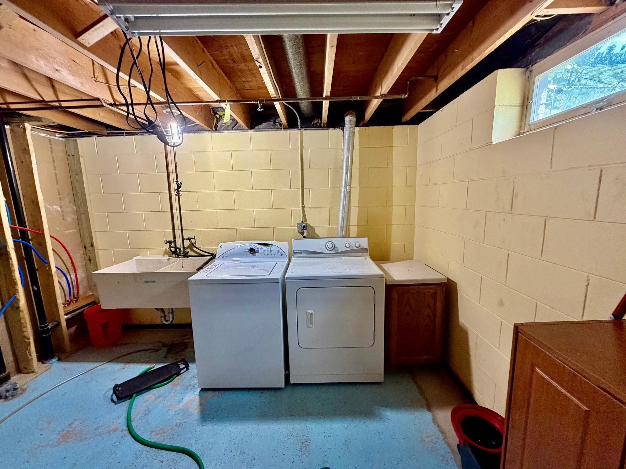 Building Photo - 2098 Sherwood Ave