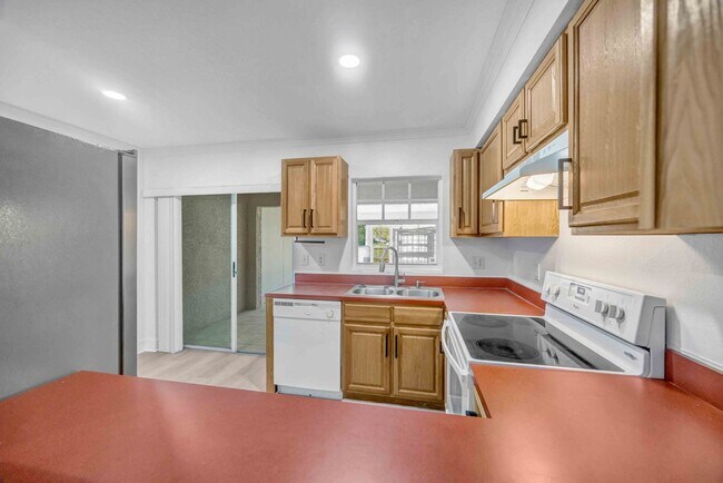 Building Photo - 2 Bedroom and 2.5 Bathroom Townhouse