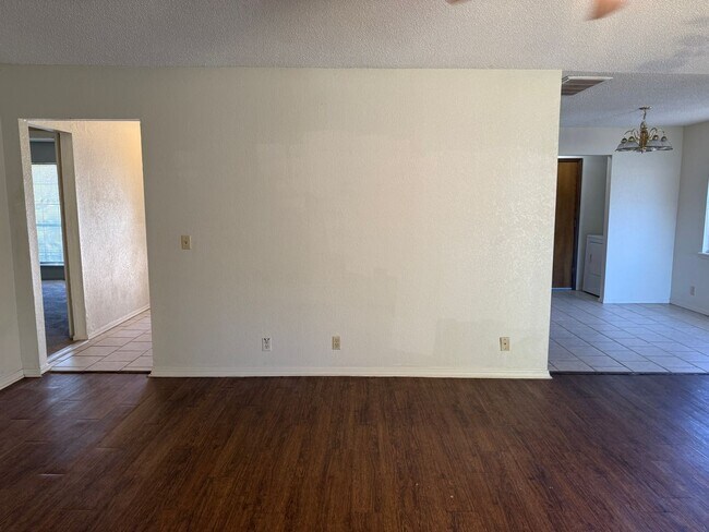 Building Photo - Three bedroom Duplex, Fenced Yard, Union School District