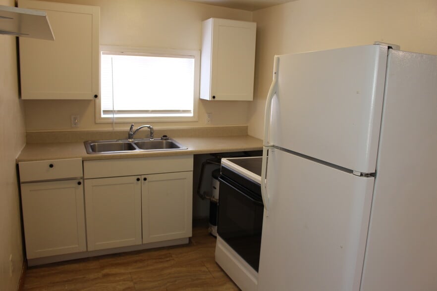 Fully Equipped Kitchen - 214 Pine St SE