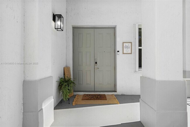 Building Photo - 932 Nandina Dr