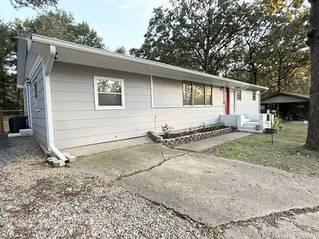 Building Photo - 3251 Crafton St