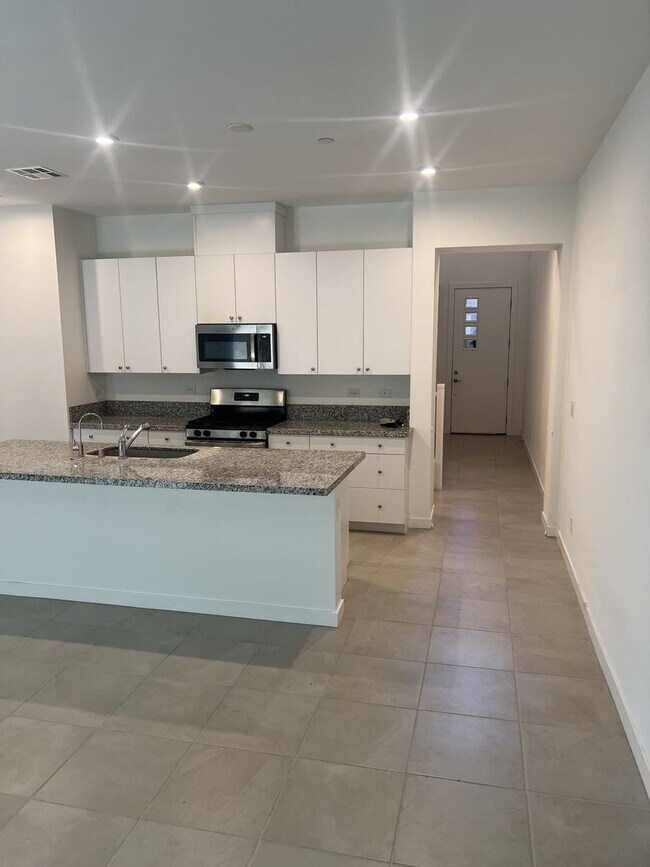 Building Photo - A Fabulous 2 Bedroom, 2 Bathroom townhome ...