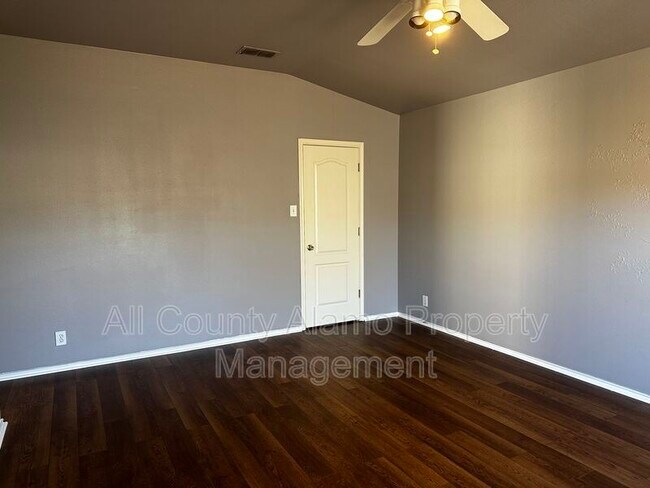 Building Photo - 312 Silver Wing