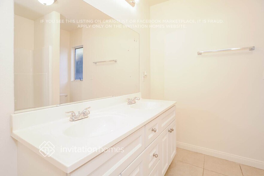 Building Photo - 8002 Crosnoe Ave