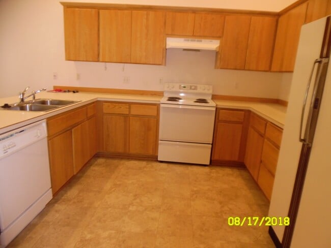 Building Photo - 565 NW Meadows Dr