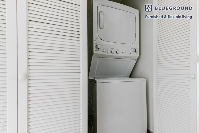 Building Photo - 211 W Scott St