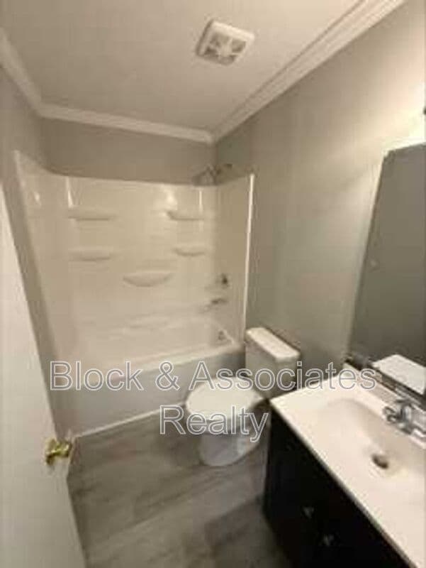 Building Photo - 646 Greenfield St