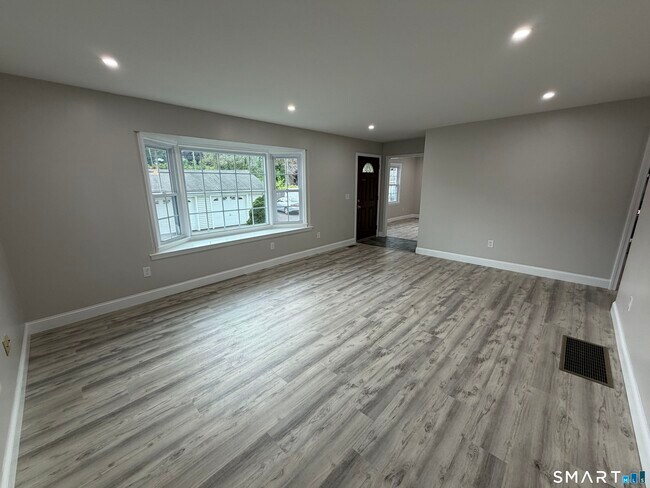 Building Photo - 56 Janet Cir