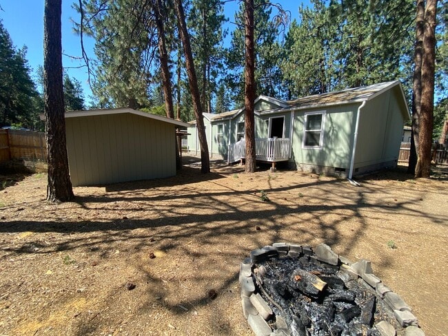 Building Photo - Cute and Cozy Home in SW Bend, Large, full...