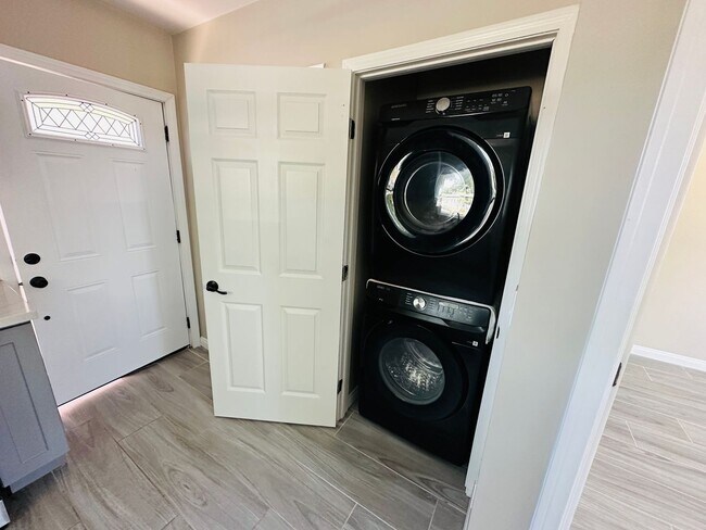 Building Photo - Gorgeous 1BD/1BA all appliances included. Move in ready!!