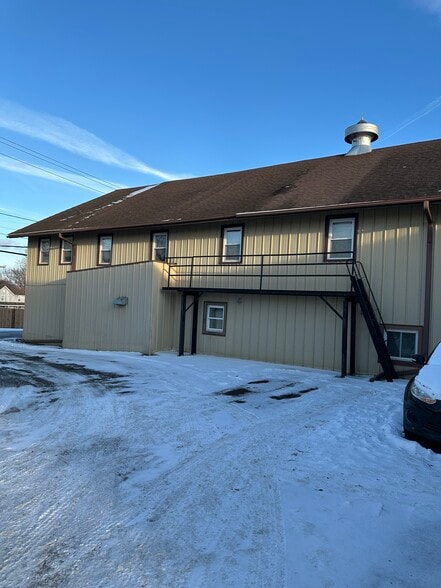 Building Photo - 305 W Railroad St