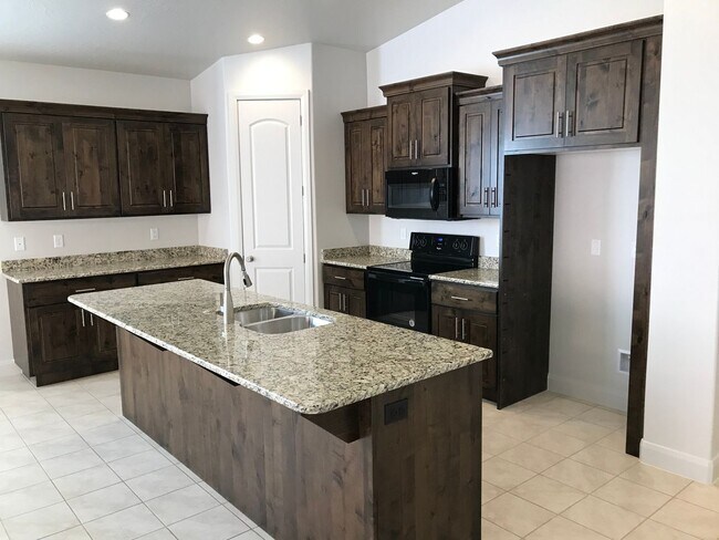 Building Photo - Beautiful like new home, 3 bedroom and 3 b...