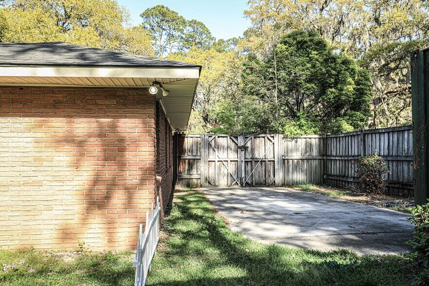 Building Photo - 5415 Speir St