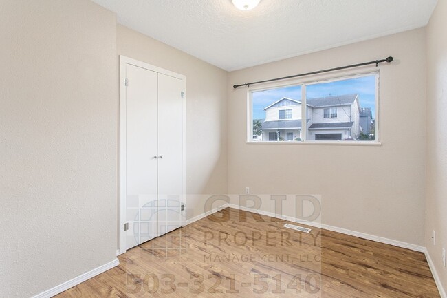 Building Photo - 3+ Bedroom House w/ Large Backyard - South...