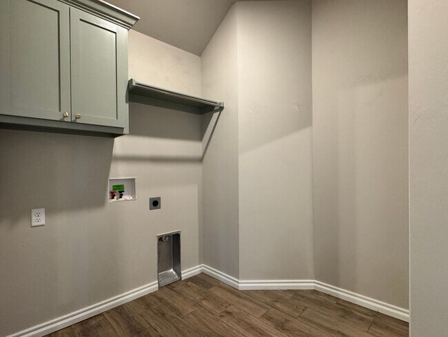 Building Photo - Spacious 3-Bedroom Home with Designer Kitc...