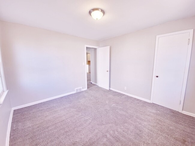 Building Photo - 5 Bedroom 2 Bathroom