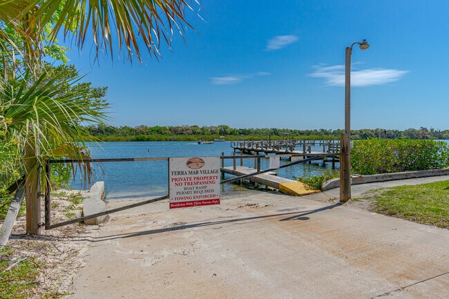 Building Photo - Gem of an apartment right on the coast! Wo...